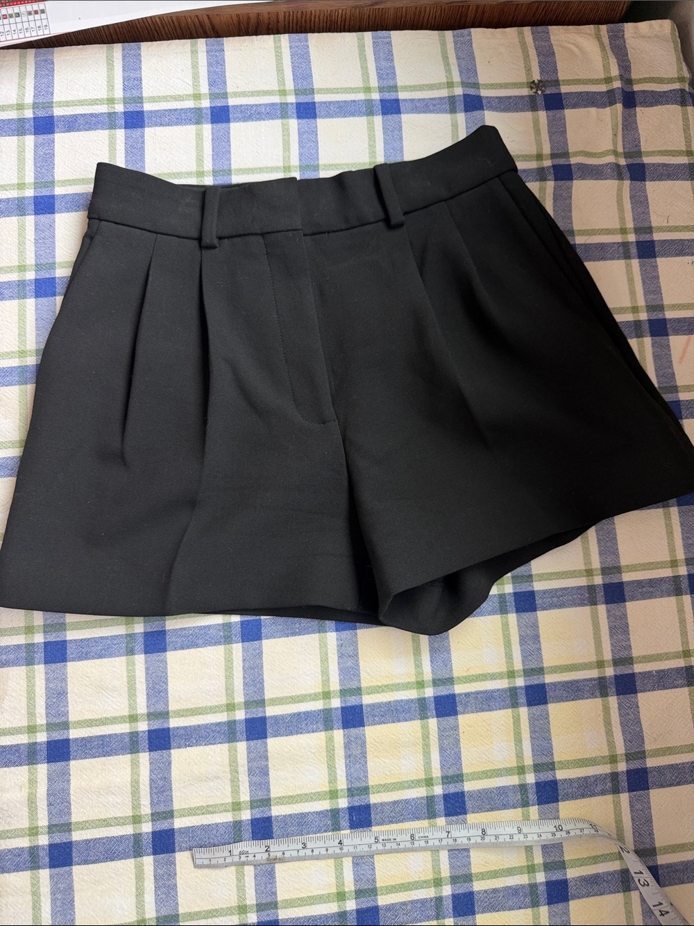 Babaton (by Aritzia) Women's Black Tailored Pleat Front Shorts 0 - Picture 3 of 13
